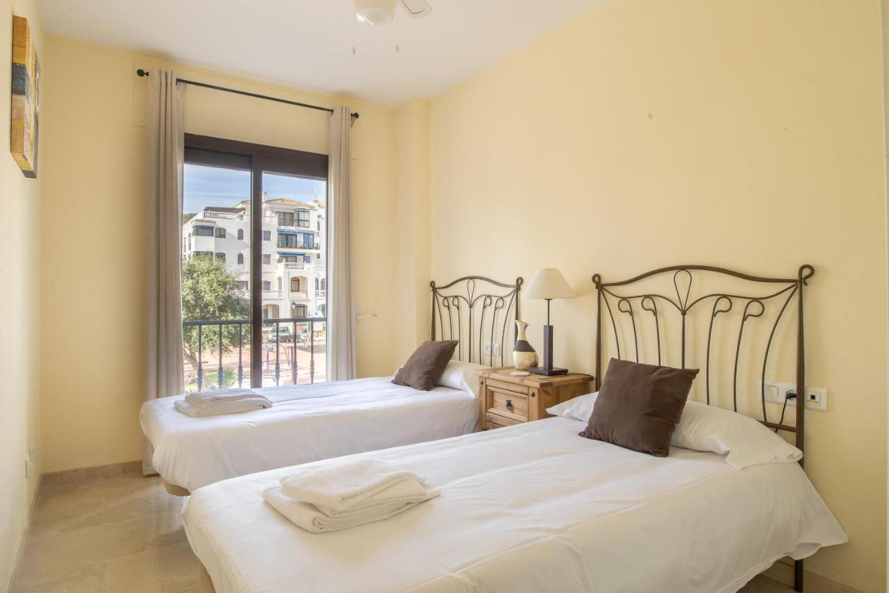 2261-Superb Apt On The Beach, On Duquesa Harbour Манільва Екстер'єр фото